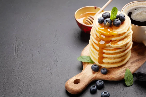 Gesundes Frühstück Mit Pfannkuchen Hausgemachte Amerikanische Pfannkuchen Mit Beeren Und — Stockfoto