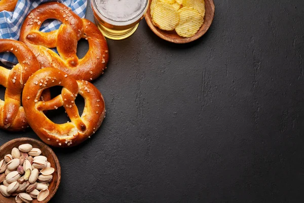 Sörkorsó Mogyoró Chips Frissen Sült Házi Perec Tengeri Sóval Kőasztalon — Stock Fotó