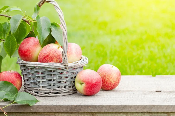 室外木制桌子上的篮子里有成熟的花园苹果果 有复制空间 — 图库照片