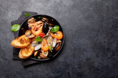 Karışık ızgara deniz ürünleri. Kızarmış karides, midye ve tavada kabuklu deniz hayvanı. Üst görünüm düzlüğü kopyalama alanı ile yatıyordu