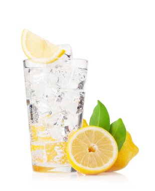 Olgun narenciye meyveli taze limonata. Beyaz arkaplanda izole