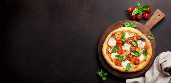 Olasz Pizza Paradicsommal Mozzarellával Bazsalikommal Top View Flat Lay Space — Stock Fotó