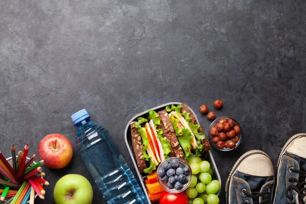 Gesunde Schulessenbox Mit Sandwich Und Frischem Gemüse Wasserflasche Nüssen Und — Stockfoto