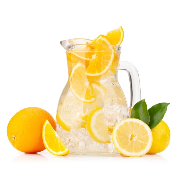 Verse Limonade Met Rijpe Citrusvruchten Sinaasappel Citroen Limoen Geïsoleerd Witte — Stockfoto