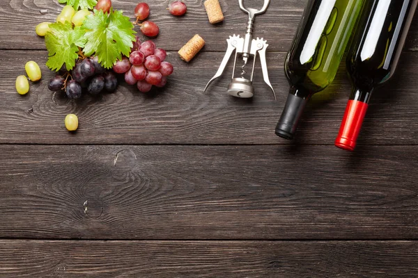 Diverse Druiven Wijnflessen Kurkentrekker Houten Tafel Bovenaanzicht Met Kopieerruimte Vlakke — Stockfoto