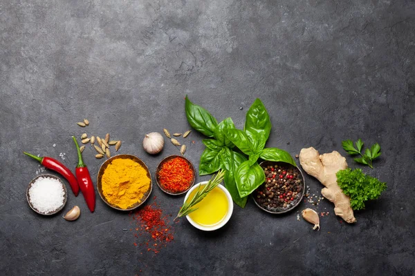 Diverse Specerijen Kruiden Specerijen Donkere Stenen Tafel Indiase Keuken Bovenaanzicht — Stockfoto