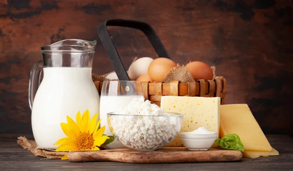 Çeşitli Süt Ürünleri Süt Peynir Kulübe Ekşi Krema Yumurta Ahşap — Stok fotoğraf