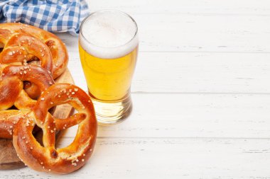 Bira bardağı ve ev yapımı deniz tuzlu kraker. Klasik bira atıştırmalığı. Kopyalama alanı ile