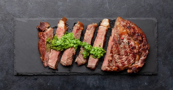 Nakrájený Hovězí Steak Omáčkou Kamennou Tabuli Horní Pohled Rovný — Stock fotografie