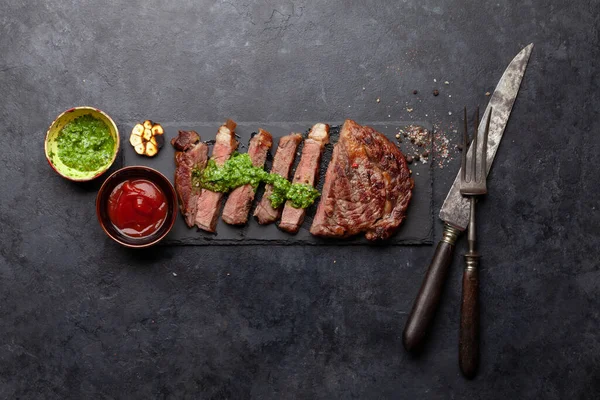 Nakrájený Hovězí Steak Omáčkou Kamennou Tabuli Horní Pohled Rovný — Stock fotografie