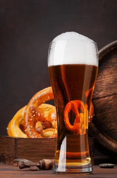 自家製のプレッツェルと古い木製のビール樽でラガービール — ストック写真