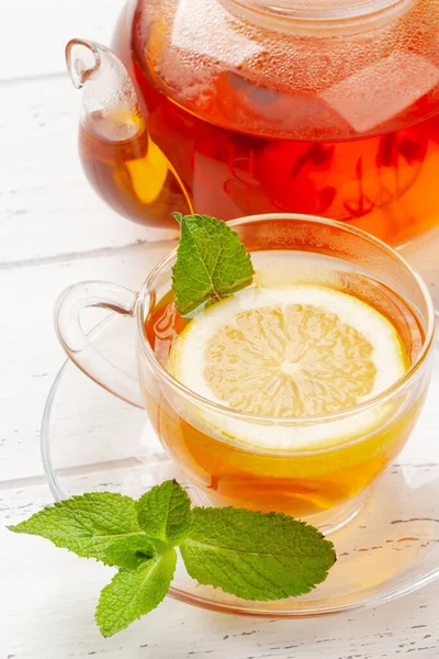 Nane Limonlu Bitki Çayı Tahta Masada Çay Fincanı Çaydanlık — Stok fotoğraf