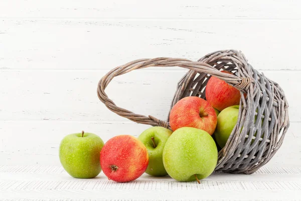 Pommes Fraîches Mûres Dans Panier Sur Une Table Bois Pommes — Photo