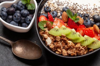 Sağlıklı kahvaltı, tahıl gevreği, yoğurt ve taze böğürtlen. Fitness protein yemeği