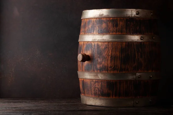 陈酿葡萄酒或威士忌的旧木桶 在带有复制空间的木墙前 — 图库照片