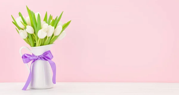Weiße Tulpenblüten Strauß Vor Rosa Hintergrund Mit Kopierraum — Stockfoto