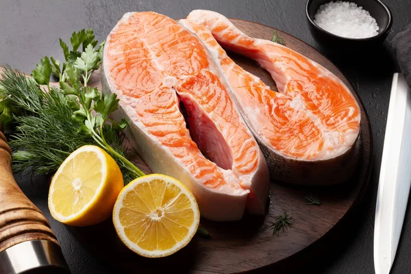 Cocción Fresca Salmón Crudo Filetes Pescado Con Hierbas Especias Tabla —  Fotos de Stock