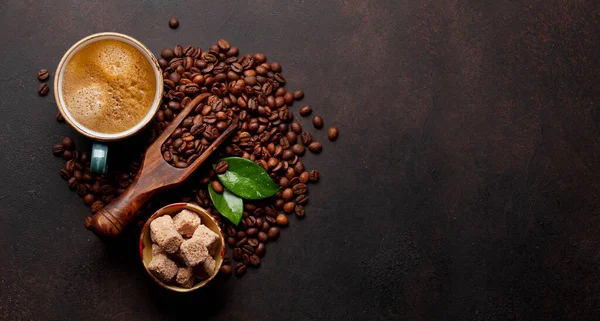 焙煎したコーヒー豆 ホットエスプレッソコーヒーのカップ コピースペース付きのトップビューフラットレイ — ストック写真