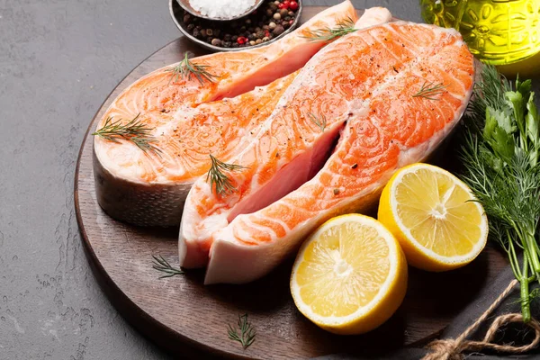 Cocción Fresca Salmón Crudo Filetes Pescado Con Hierbas Especias Tabla —  Fotos de Stock