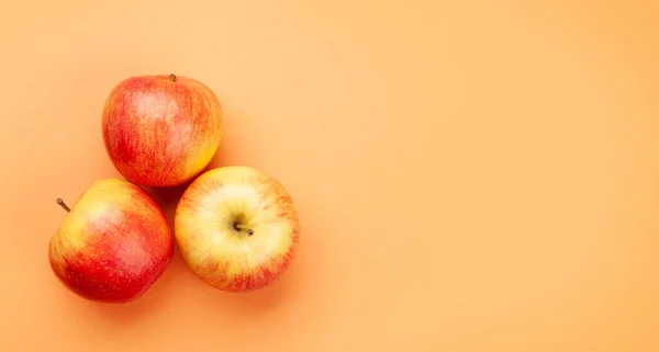 Fresh Ripe Red Apple Fruits Peach Background Top View Flat — Stock Photo, Image