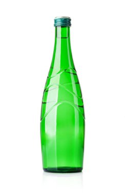 Su dolu cam şişe. Beyaz arkaplanda izole