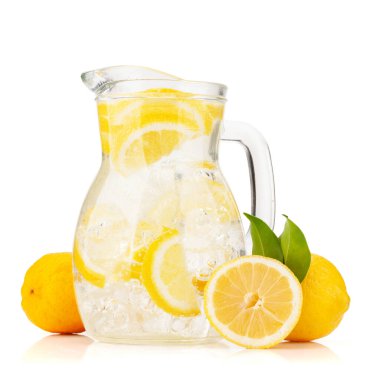 Taze limonata, olgun narenciye meyveli cam sürahi. Beyaz arkaplanda izole