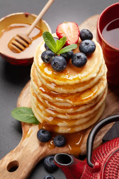 Gezond Ontbijt Met Pannenkoeken Kruidenthee Zelfgemaakte Amerikaanse Pannenkoeken Met Bessen — Stockfoto