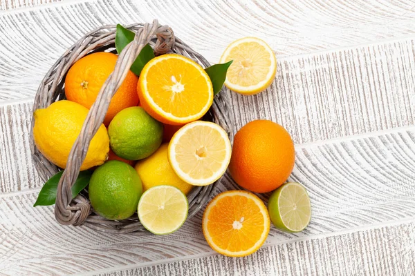 Verse Rijpe Citrusvruchten Mand Houten Tafel Bovenaanzicht Plat Lag Met — Stockfoto