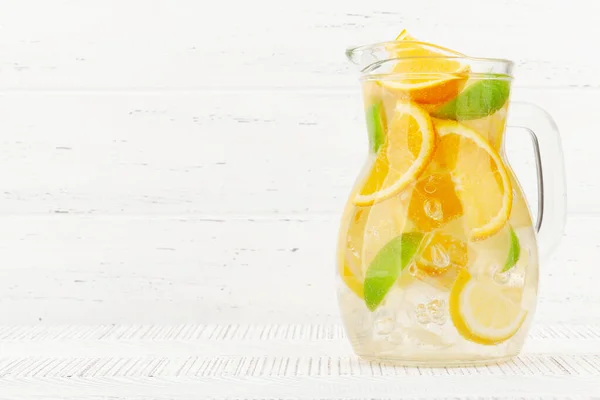 Pichet Verre Limonade Fraîche Aux Agrumes Mûrs Avec Espace Copie — Photo