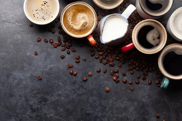 石のテーブルの上にコーヒーの多くのカップ コピースペース付きのトップビューフラットレイ — ストック写真