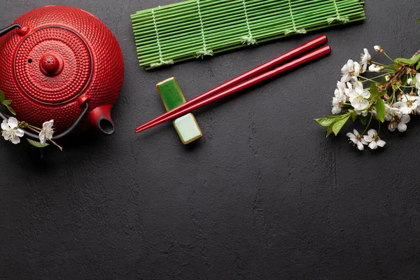 Japonské Jídlo Pozadí Třešňové Květy Konvice Sushi Hůlky Horní Pohled — Stock fotografie