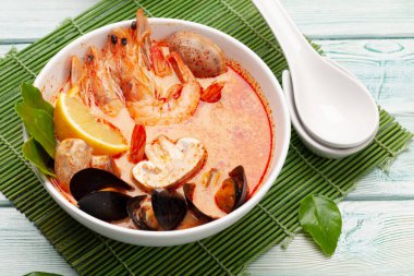 Geleneksel Tayland çorbası Tom Yum kung deniz ürünleri, hindistan cevizi sütü ve biberli