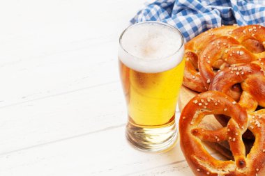 Bira bardağı ve ev yapımı deniz tuzlu kraker. Klasik bira atıştırmalığı. Kopyalama alanı ile