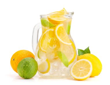 Taze limonata, olgun narenciye meyveli cam sürahi. Beyaz arkaplanda izole