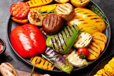 Baharatlı ve otlu ızgara sebze.