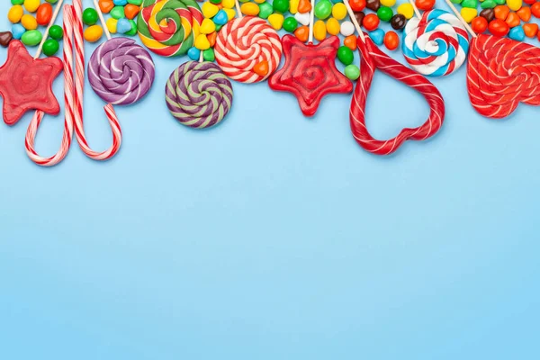 Verschiedenes Sortiment Süßigkeiten Bonbons Auf Blauem Hintergrund Draufsicht Flach Lag — Stockfoto