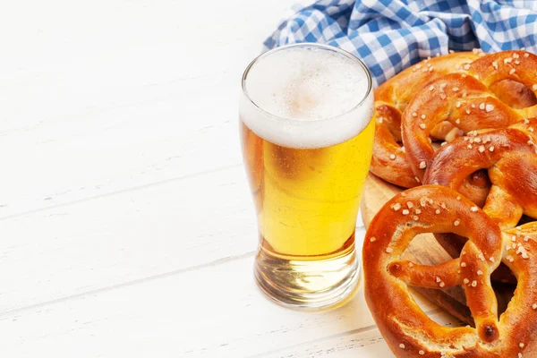 Taza Cerveza Lager Pretzel Casero Recién Horneado Con Sal Marina —  Fotos de Stock