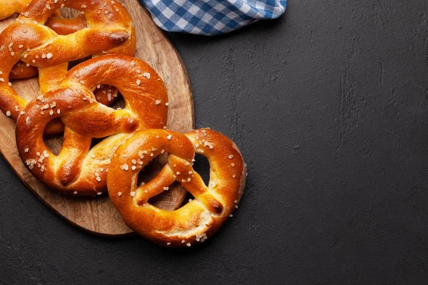 Nybakad Hembakad Kringla Med Havssalt Stenbordet Klassiskt Ölsnack Ovanifrån Platt — Stockfoto