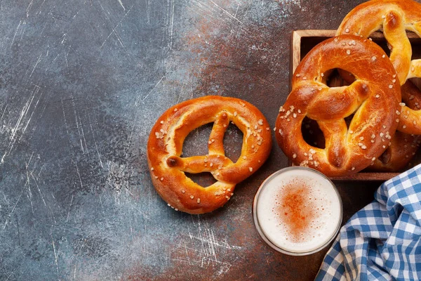 Tasse Bière Lager Bretzel Maison Four Frais Avec Sel Mer — Photo