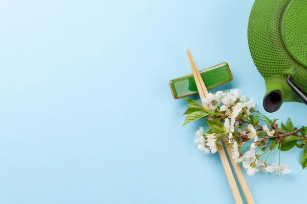 Japonské Jídlo Pozadí Třešňové Květy Konvice Sushi Hůlky Horní Pohled — Stock fotografie