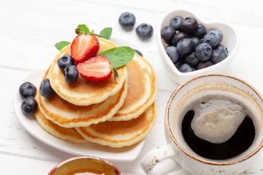 Krepli sağlıklı kahvaltı. Böğürtlenli ve ballı ev yapımı Amerikan krepleri.