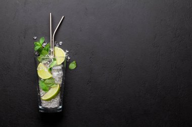 Mojito kokteyli yapmak. Malzemeler ve içecek aletleri. Tarifiniz için en üstteki görünüm dairesi boşluk ile yatıyordu
