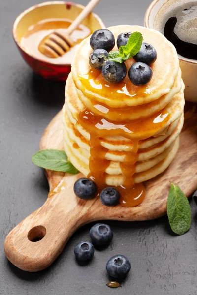 Friska Frukost Med Pannkakor Hemmagjorda Amerikanska Pannkakor Med Bär Och — Stockfoto