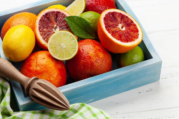Diverse Verse Citrusvruchten Houten Doos Sinaasappel Limoen Citroen — Stockfoto