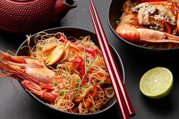 Wok Con Fideos Fritos Camarones Verduras Sobre Fondo Piedra — Foto de Stock