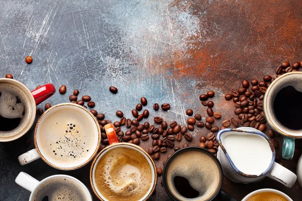石のテーブルの上にコーヒーの多くのカップ コピースペース付きのトップビューフラットレイ — ストック写真
