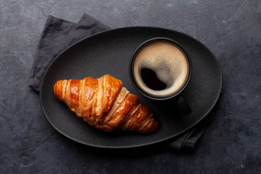 Kahvaltı için Espresso kahve ve kruvasan. Üst görünüm düzlüğü