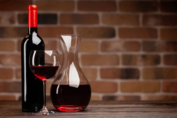 Vinkaraff Flaska Och Glas Rött Vin Med Kopieringsutrymme — Stockfoto