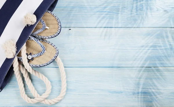 Accesorios Playa Bolsa Con Chanclas Sobre Fondo Madera Vista Superior —  Fotos de Stock