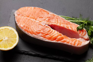 Taze çiğ somon yemeği. Bitki ve baharatlı balık bifteği.